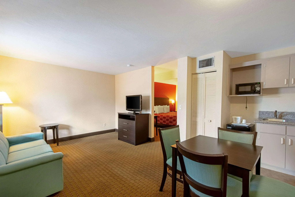 Econo Lodge Inn & Suites Clearwater Central