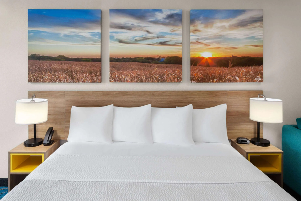 Days Inn & Suites by Wyndham Morris I-80