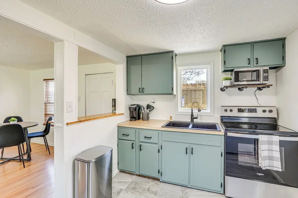 Jefferson City Bungalow: Hot Tub & Patio!