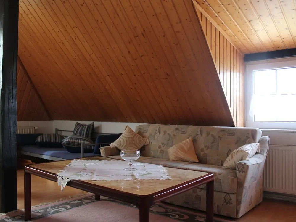 Schone Zweizimmer-ferienwohnung mit Pool im Garten