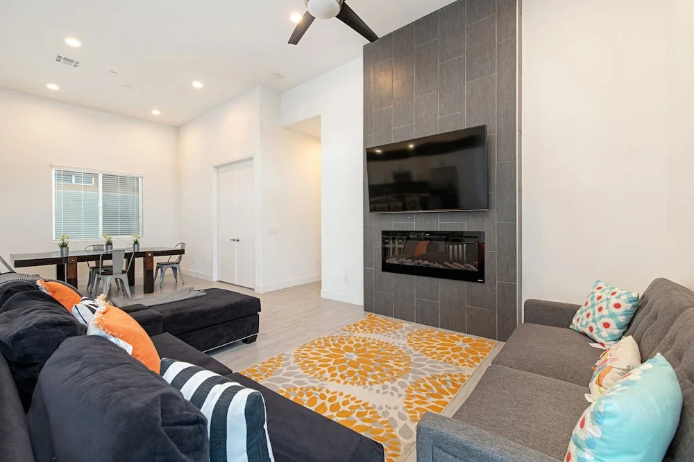 New With Pool + Hot Tub, Close To Downtown 4 Bedroom Home