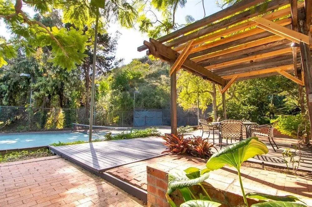 Frida by AvantStay | Sleeps 16! Prvt Estate w/ Tennis Ct & Mins to Beach!