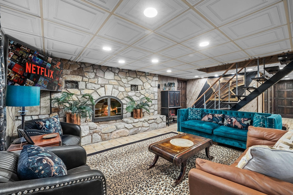 Poconos Speakeasy Hot Tub Dog-friendly Near Ski
