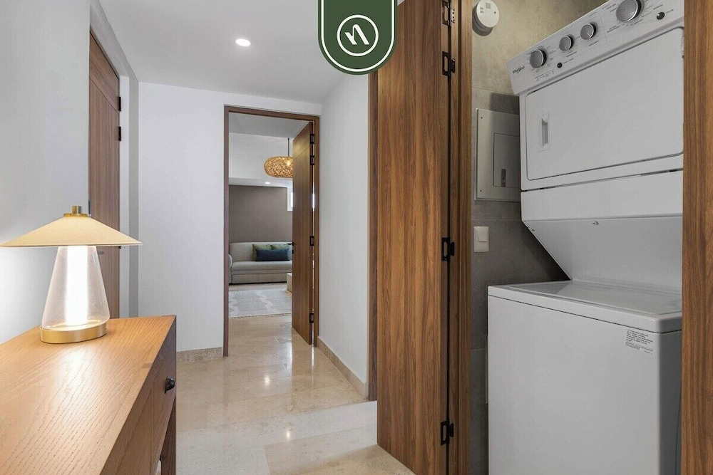 Beatiful Oceanview 1 BR Condo - Pool - Beach
