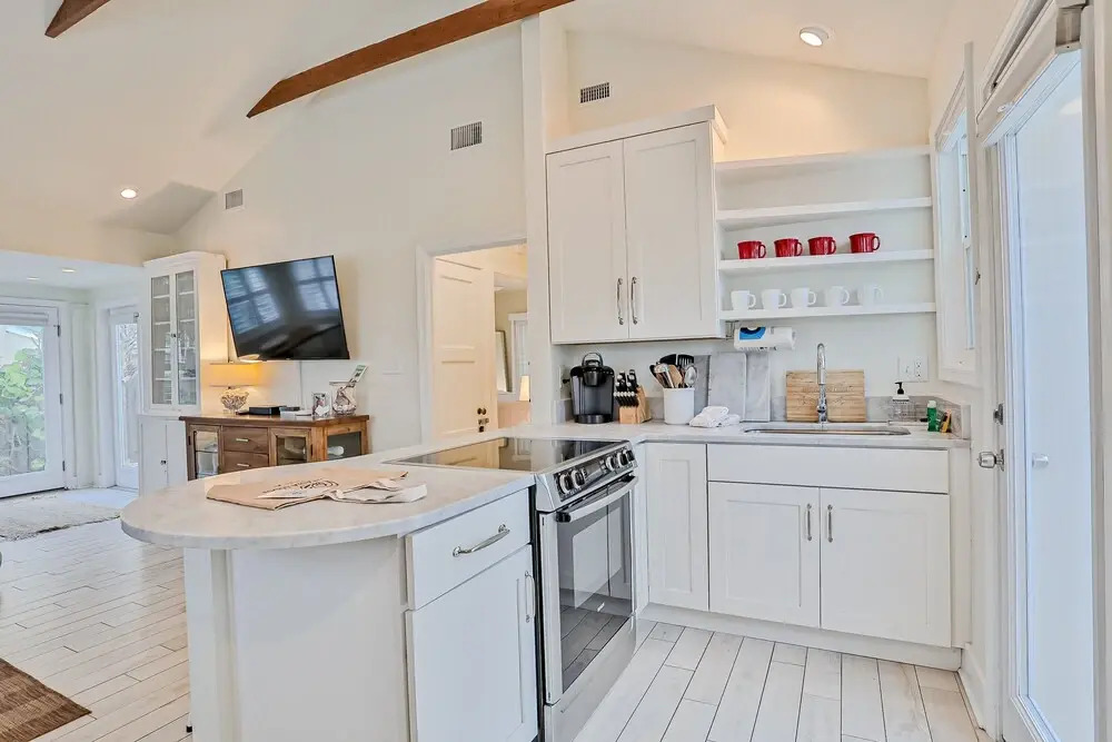 Bright 1940s Beach Cottage With Cabana Plus Private Pool