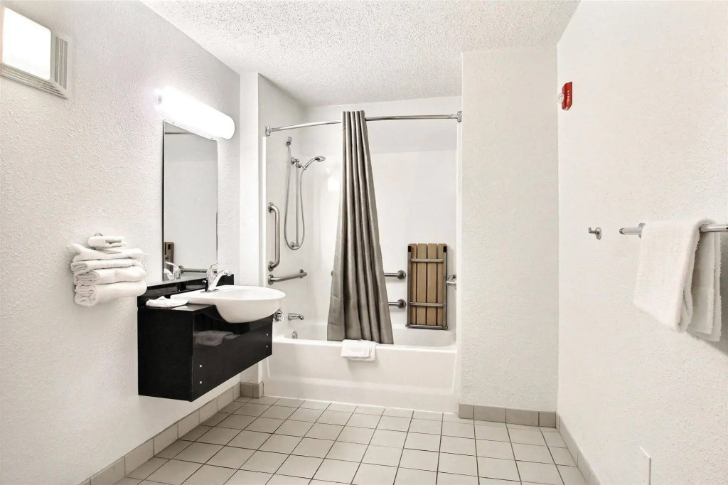 Motel 6-Middleburg Heights, OH - Cleveland