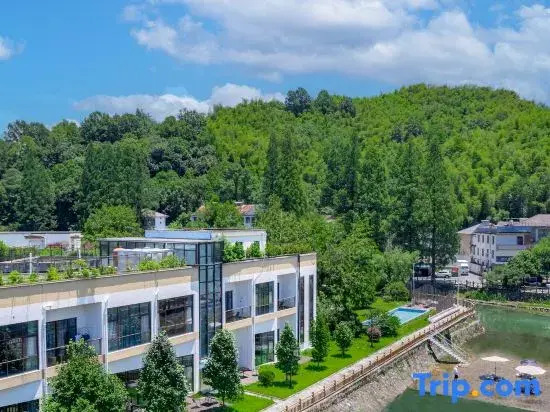 Lanting Creek bank · River · Fishing · Family Homestay