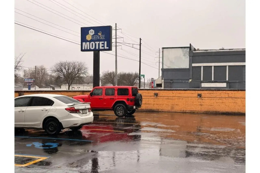 The Queen B Motel, Detroit-Warren