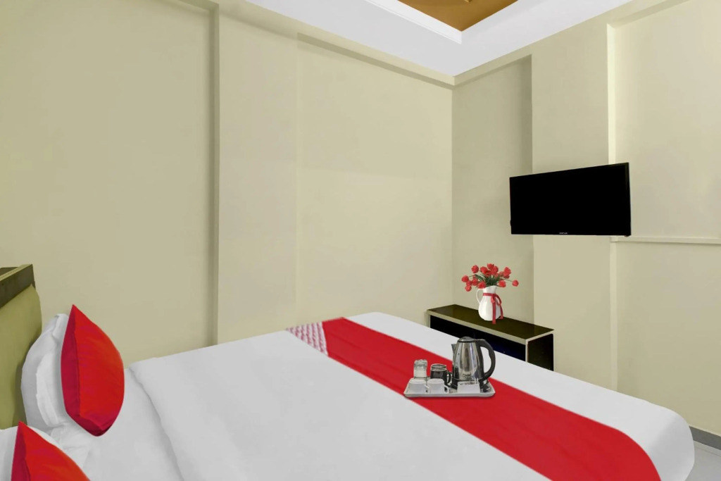 OYO Flagship 70003 Ap Royal Rooms