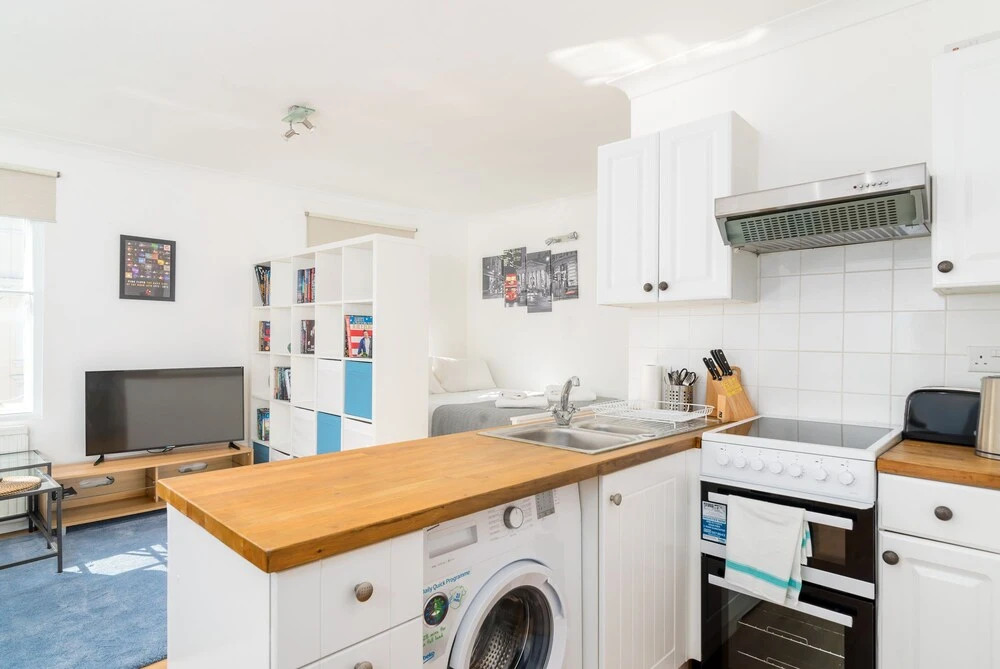 Bright Studio Flat, Amazing Location!
