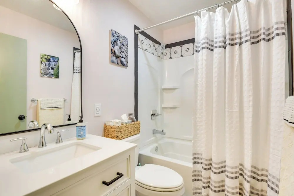Pet-friendly Hiawatha Retreat w/ Private Yard!