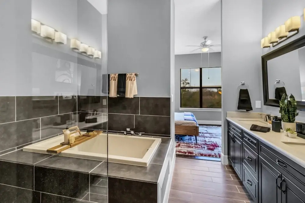 Modern, Houston Inspired House W/ Best Views Of Downtown! - Less Than 1 Mile To Eado/midtown Bars 3 Bedroom Home by Redawning