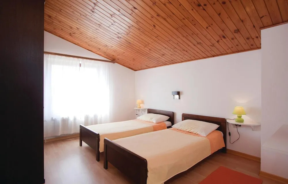 Stunning Home in Barban With Wifi and 2 Bedrooms