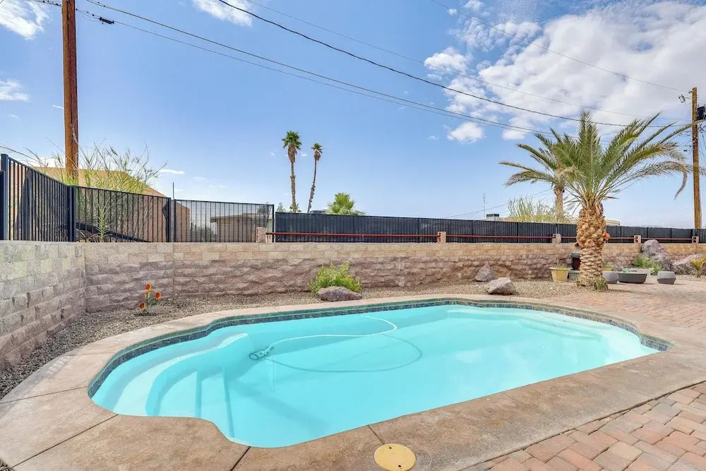 Poolside Relaxation: Group-friendly Home in Havasu