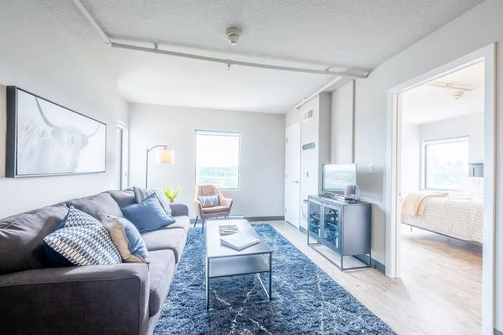 Top Floor!  Amazing Views, Free Parking, Fast Wifi & Gym!