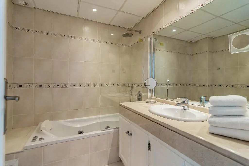 CB1- Sweet flat, shared pool in perfect location