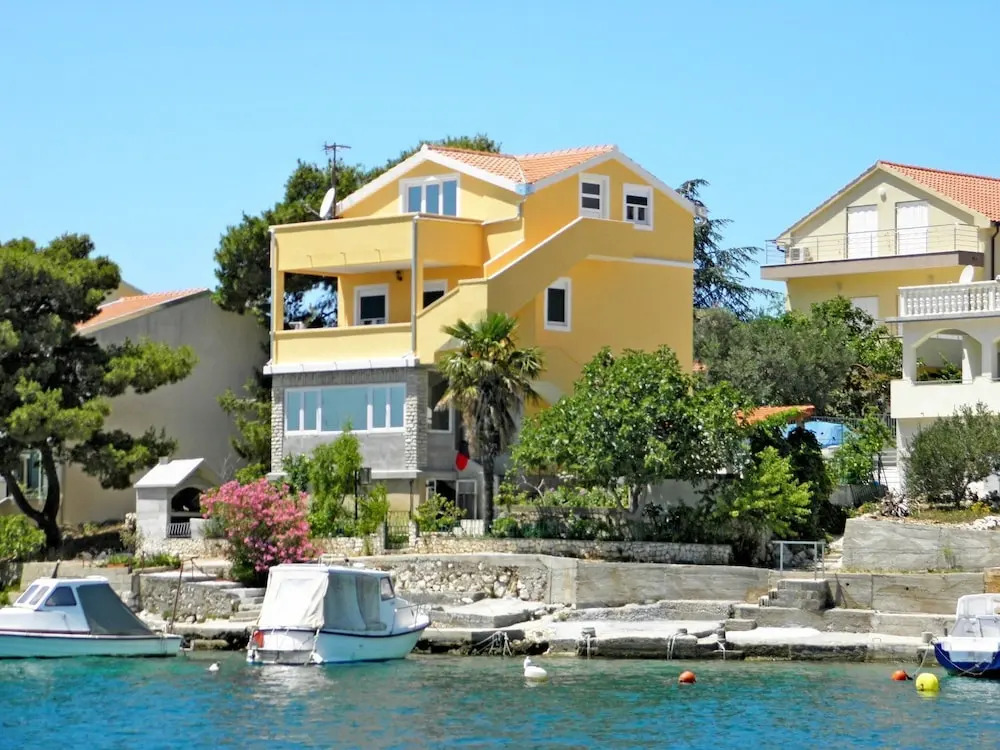 Apartments Tonći and Iris