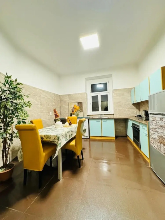 5BR Apartment for 10 Near Alterlaa