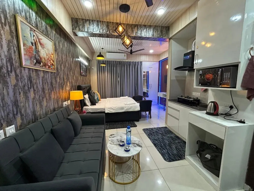 Spacious 1bhk for 6 Guests King & Sofa Beds Zirakpur,chandigarh,mohali,tricity