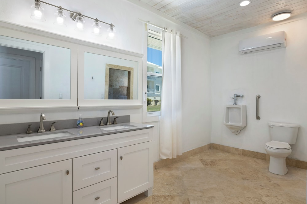 Island Getaway: Charming Cottage Steps From The Beach