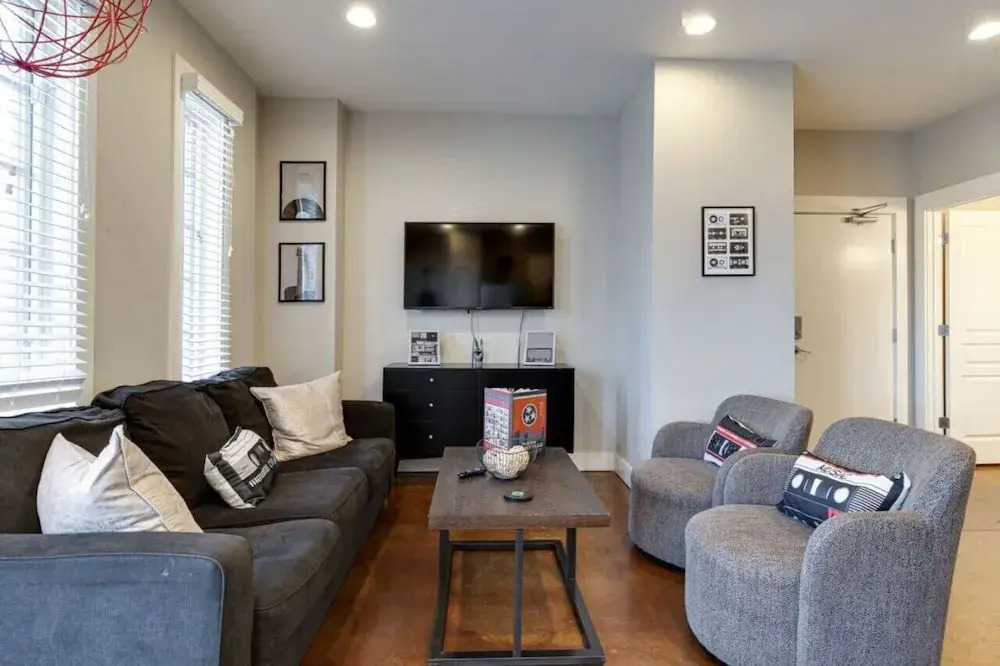 Corner King - King Size Beds, Close to Vandy & Broadway