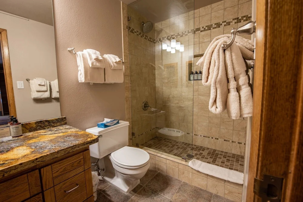 3br Sleeps 9! Walk To Slopes & Mountain View 3 Bedroom Condo - No Cleaning Fee! by Redawning