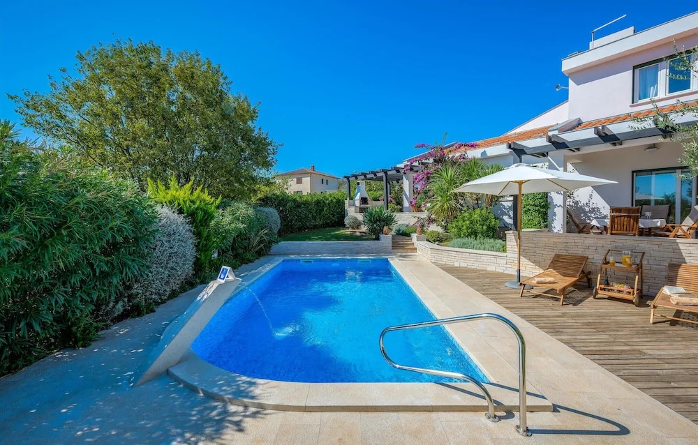 Nice Home in Liznjan With Wifi and 4 Bedrooms