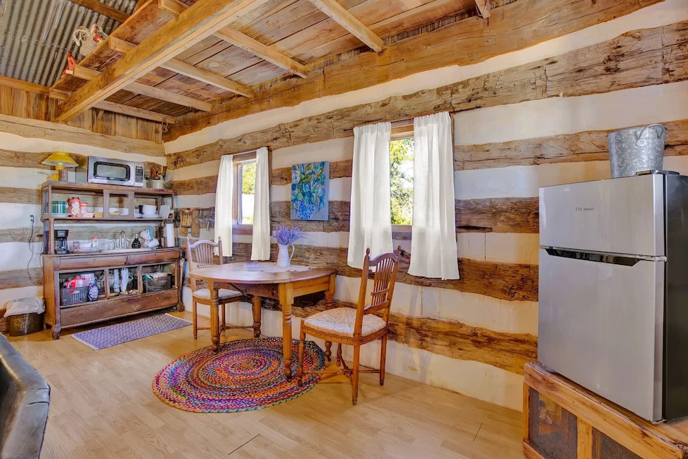 New! Gorgeous Hill Country Cabin Just Minutes From Main St!