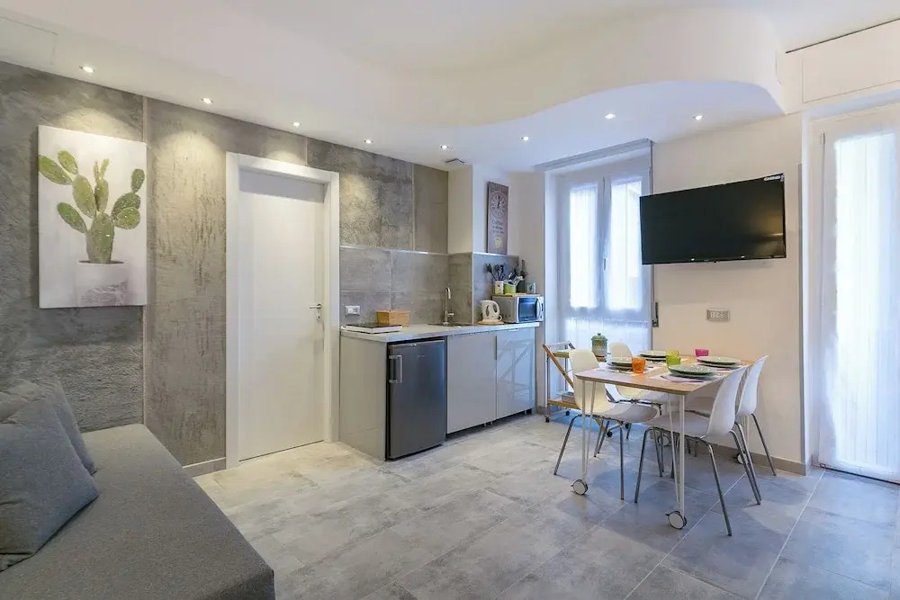 Modern Studio with Balcony in Milan