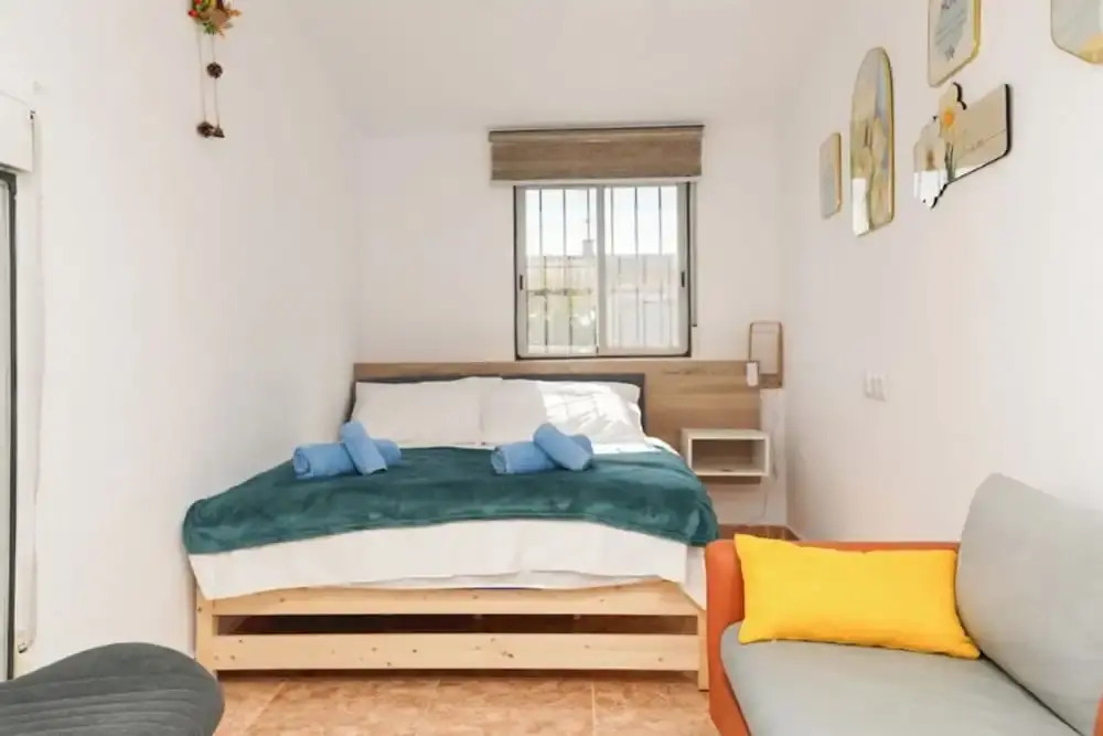 4-Bed Villa Sleeps 8 Pets Ok & 10 min to Beach