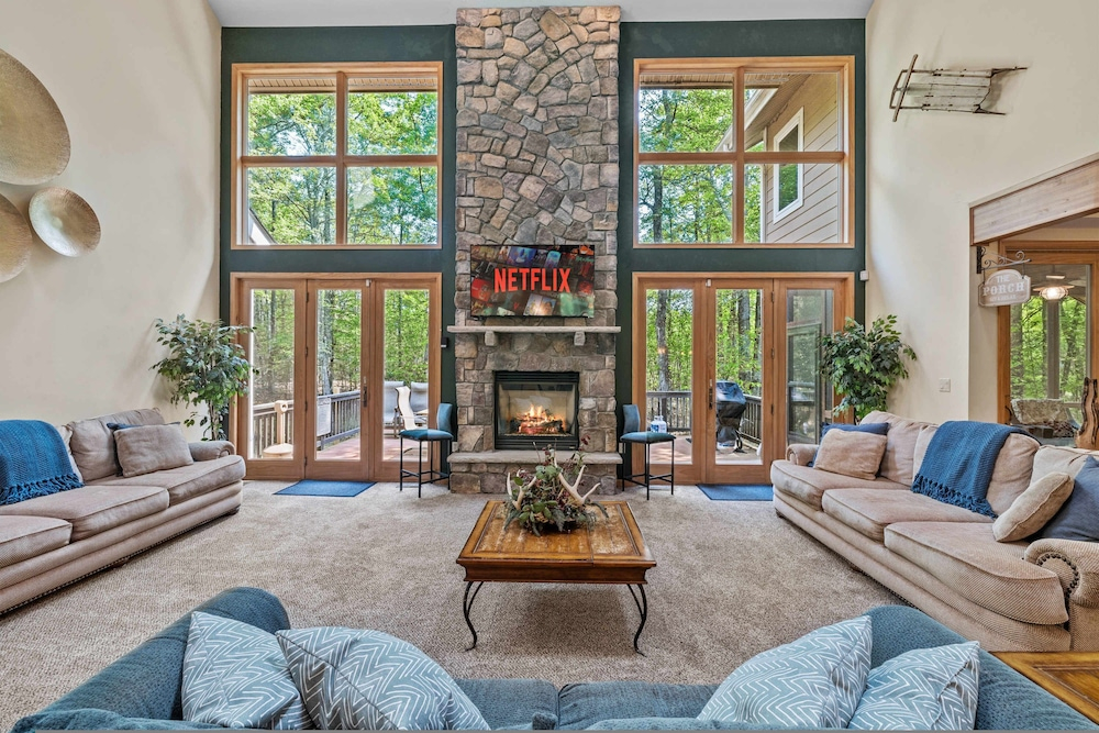 Mins2 Jfbb Split Rock With Hot Tub and Game Room