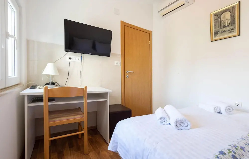 4 Bedroom Beach Front Home In Split