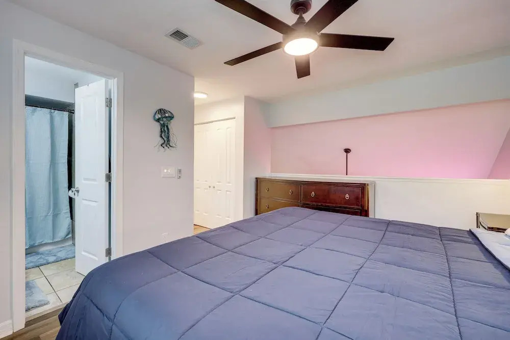 Chic Townhouse w/ Hot Tub, 4 Mi to Atlantic Beach!