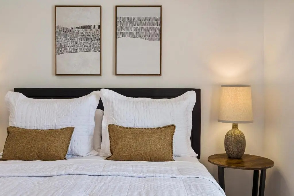 WHISPERING PALM Newly renovated cozy fenced in pool home - sleeps 8