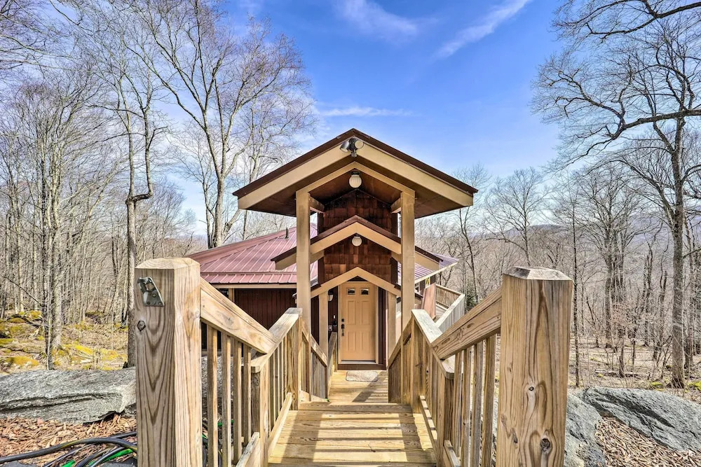 1/2 Mi to Skiing! Beech Mountain Cabin w/ Deck