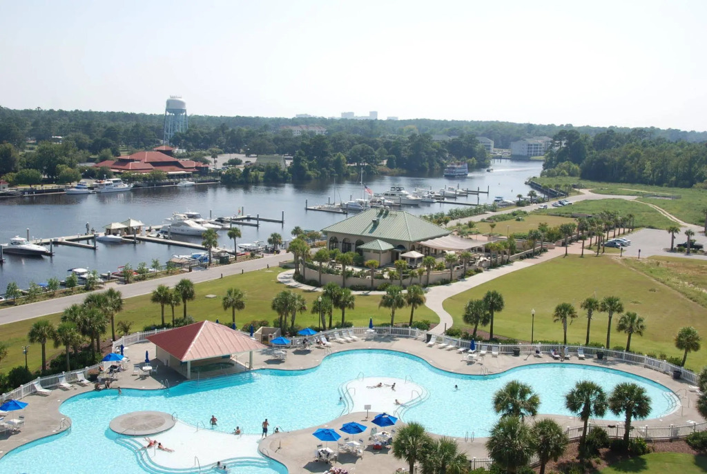 Barefoot Resort & Yacht Club