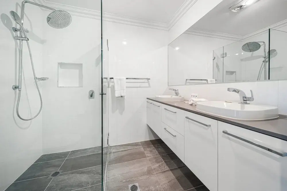 4-bed Family Home With Spacious Backyard and BBQ
