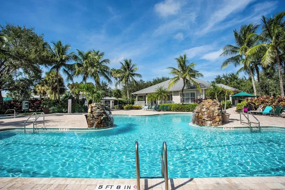 Genoa Vacation Rental: Stylish 2-BR Condo with Golf & Lake Views. Resort-Style Pool, Hot Tub, and Easy Access to Championship Golf. Minutes from Naples Beaches, 5th Avenue S, and Marco Island