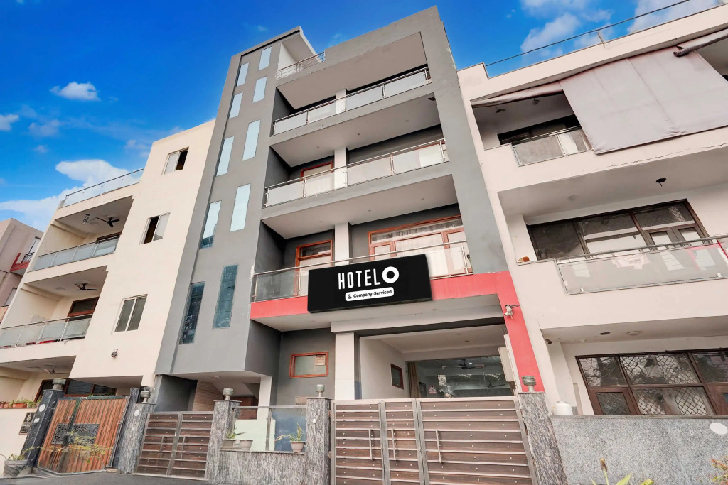 Townhouse Noida Sector 16 Metro Station