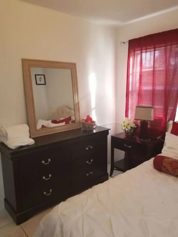 Beach only 4 miles away 2BR-1BTH w pool