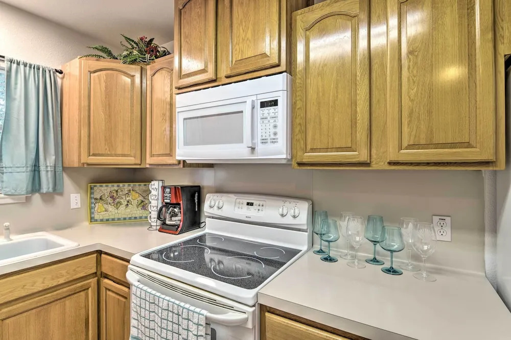 Pet-friendly Rockport Home ~ 4 Mi to Beach!