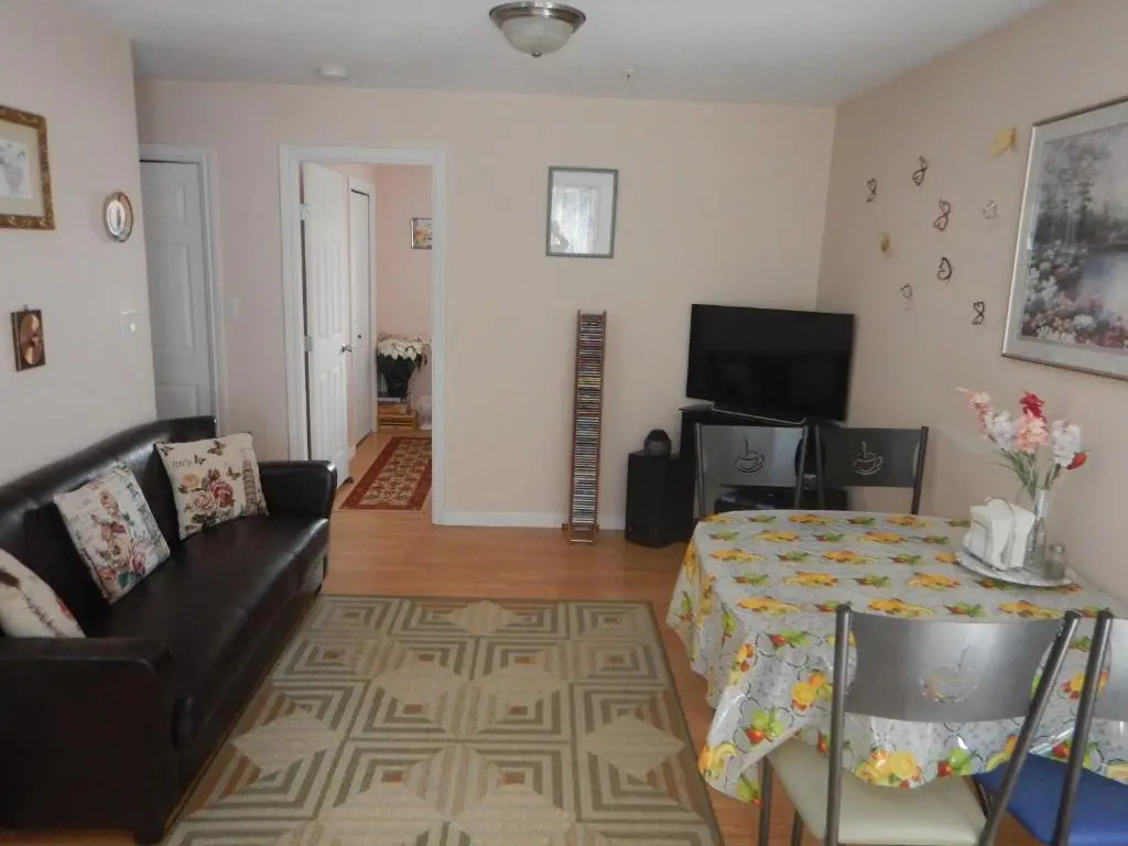 Clean and Quiet 2 bdr 2 bthr private entrance entire guests suite near Coquitlam Center mall and skytrain
