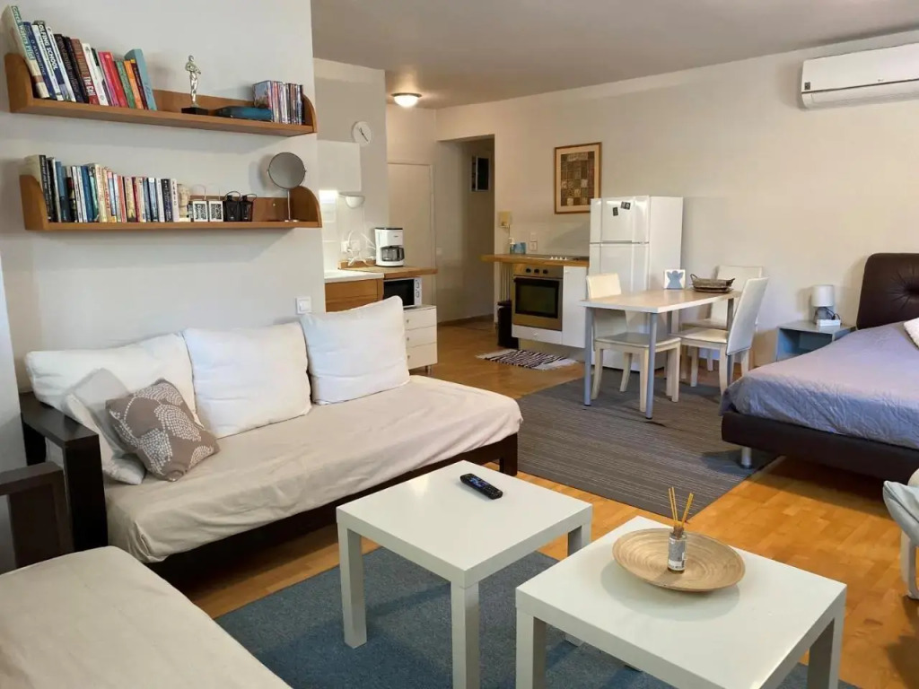 Bright, Cosy Studio close to Glyfada Beach & Center