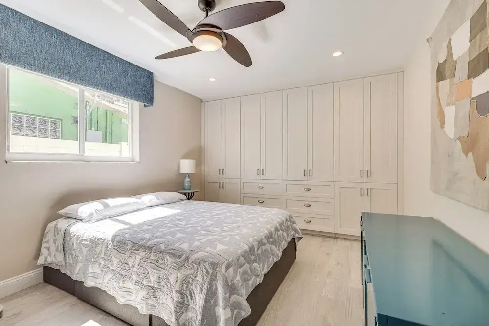 Spacious Yard, Near Golf: Modern Home in Hollywood