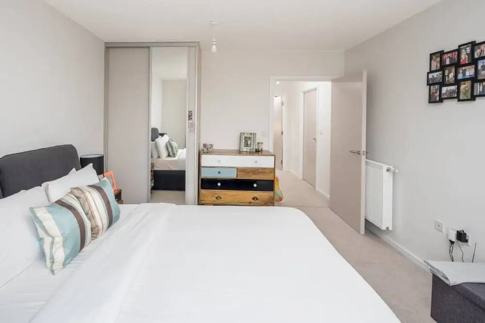 Modern 2bed apt Sleeps 6 W/balcony in Canning Town