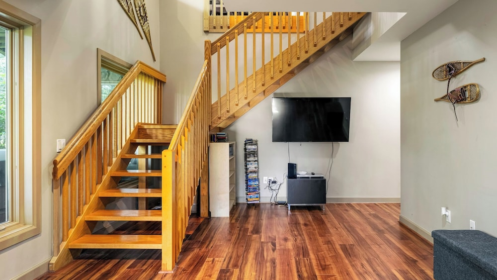Lake Harmony Chalet w/ Hot Tub & Arcades Near Beaches, Ski & Trails Everpine Lodge by Avantstay