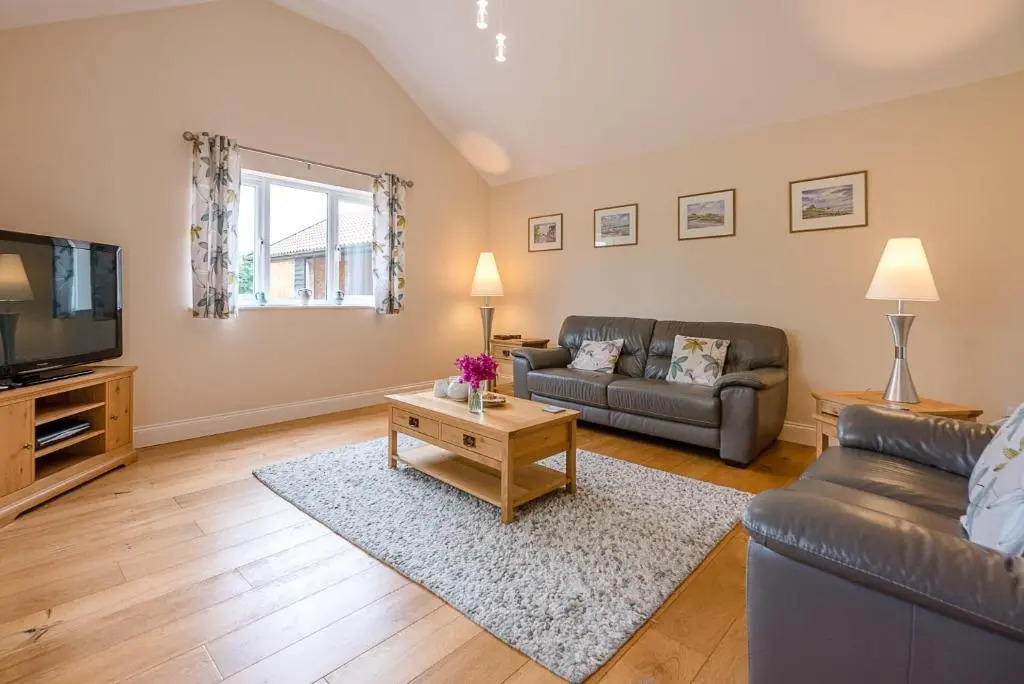 Grove Farm Bungalow with swimming pool, Dallinghoo