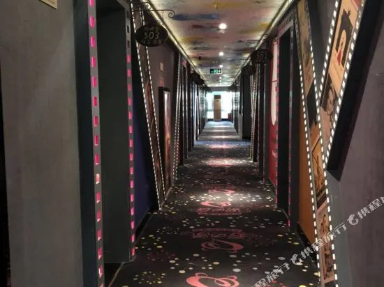 Tailongju Resort Hotel (Sanya Bay Haiyue Plaza Waimao Road Food Street)
