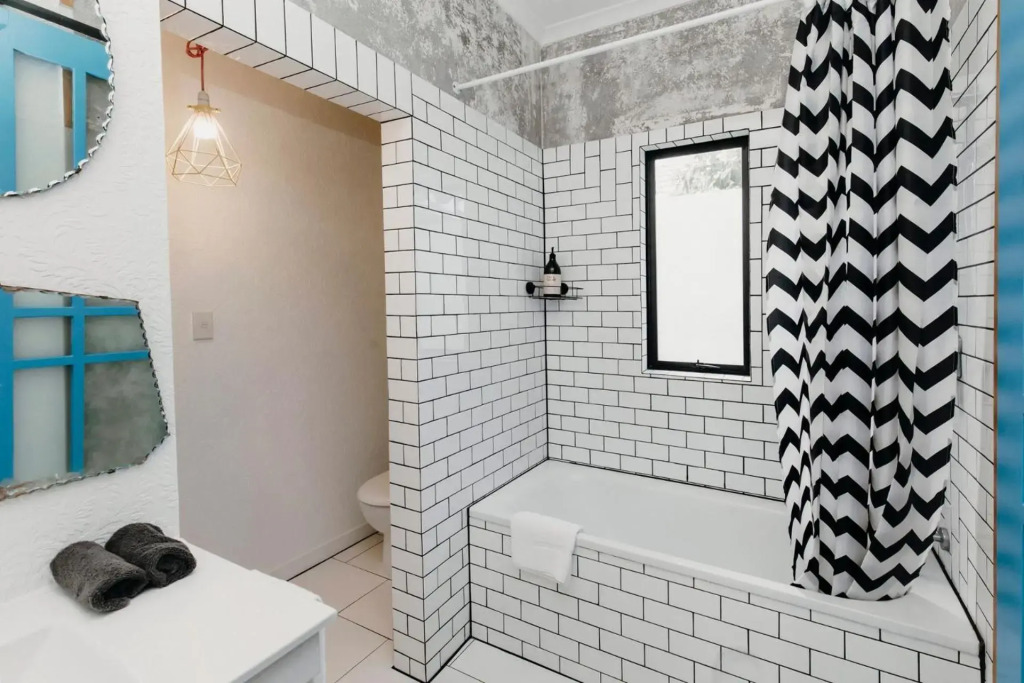 Fun Times in Fitzroy - eclectic bungalow by beach