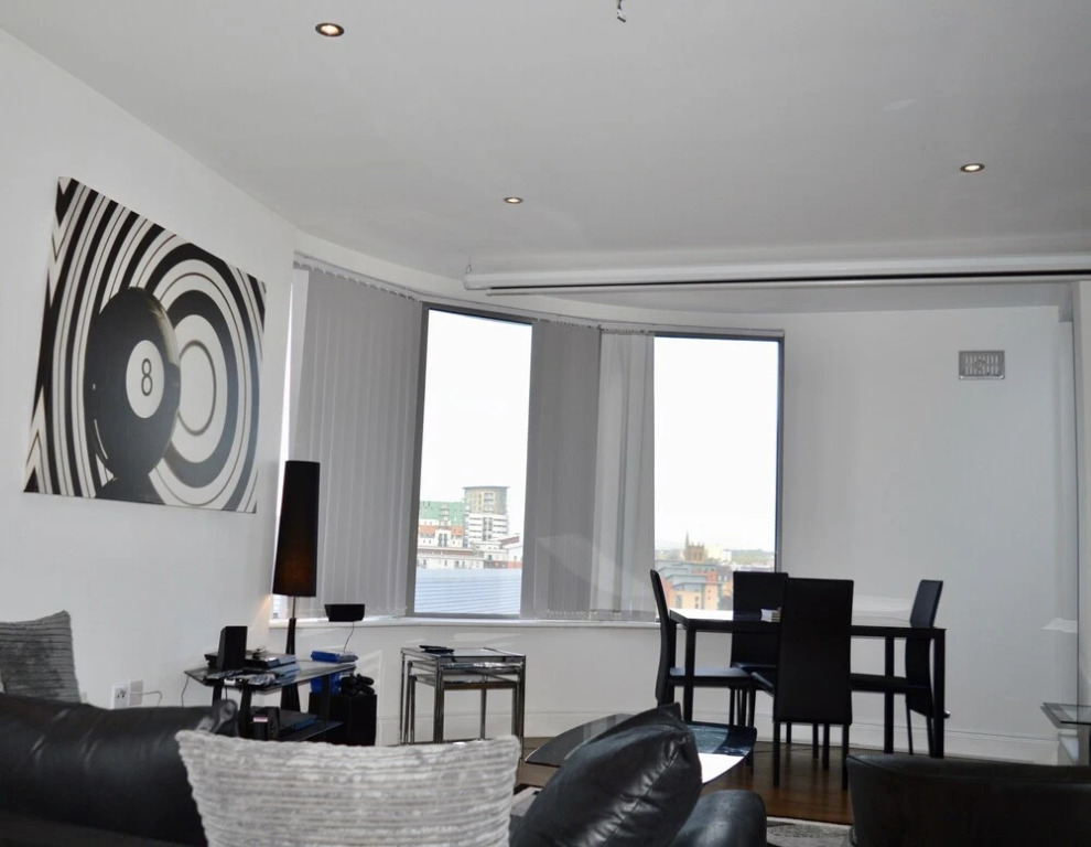 2 Bedroom Apartment With 2 Balconies in Manchester